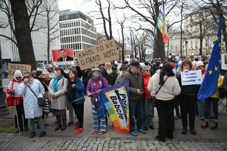 Uczestnicy manifestacji przed siedzibą Trybunału Konstytucyjnego /PAP
