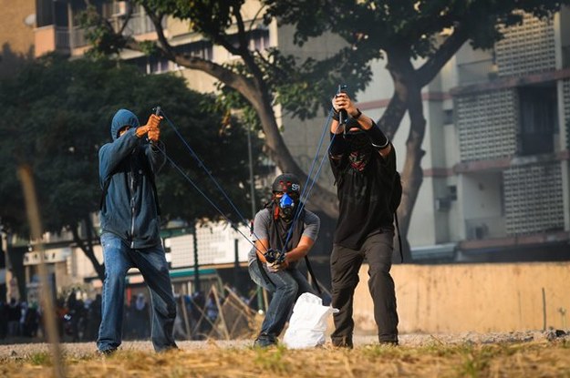 Uczestnicy manifestacji w Wenezueli /Manaure Quintero /PAP/EPA