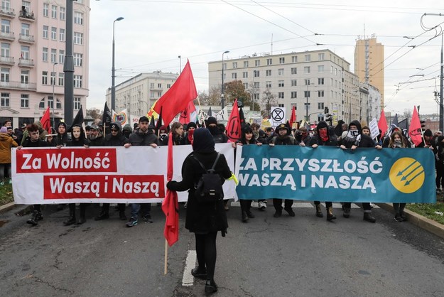 Uczestnicy Marszu Antyfaszystowskiego maszerują pod hasłem "Za Wolność Waszą i Naszą" / 	Tomasz Gzell    /PAP