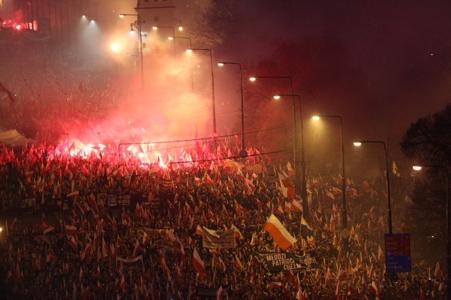 Uczestnicy marszu idą Mostem Poniatowskiego i docierają na Rondo Waszyngtona, gdzie doszło do starć z policją /Leszek Szymański /PAP