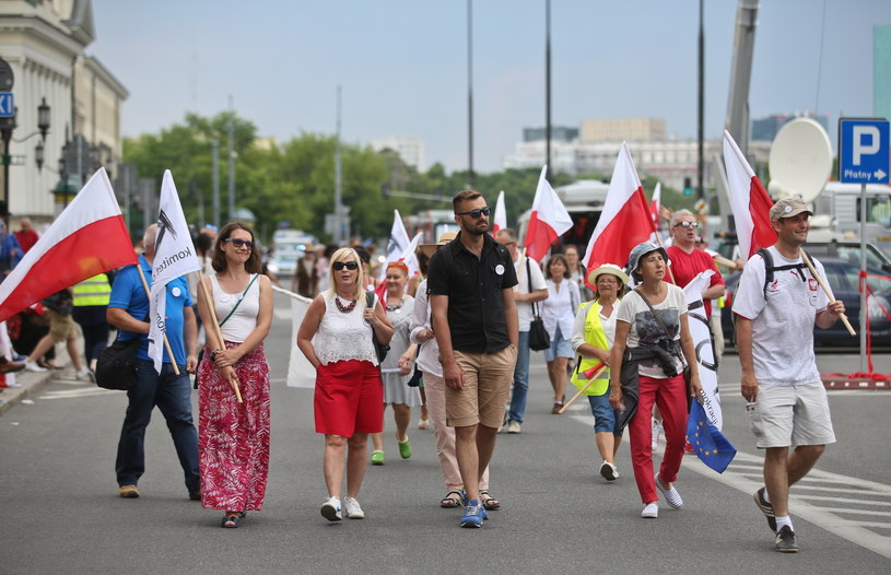 Uczestnicy marszu KOD pod hasłem "Wszyscy dla Wolności", zbierają się na Placu Bankowym w Warszawie /Rafał Guz /PAP