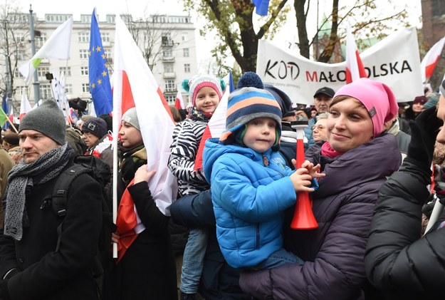 Uczestnicy marszu KOD-u /Radek Pietruszka /PAP