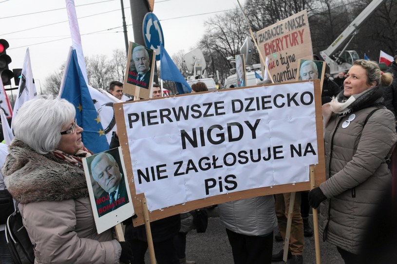 Uczestnicy marszu KOD w Warszawie /Krzysztof Miller /