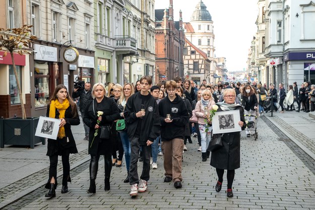 Uczestnicy Marszu Milczenia przeciw przemocy i agresji na ulicach Inowrocławia. Akcję zorganizowano w związku z zamordowaniem 13-letniej Nadii. /Tytus Żmijewski /PAP