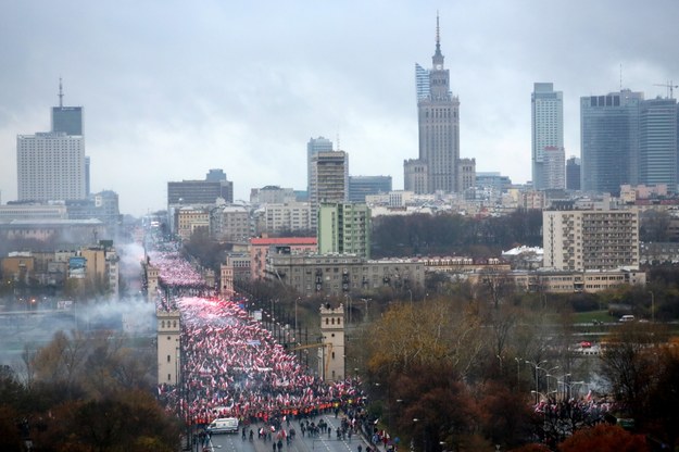 Uczestnicy Marszu Niepodległości 2015 na Moście Poniatowskiego w Warszawie /Leszek Szymański /PAP