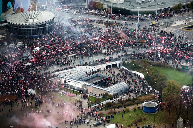 Uczestnicy Marszu Niepodległości 2015 wyruszyli z Placu Defilad w Warszawie /Rafał Guz /PAP