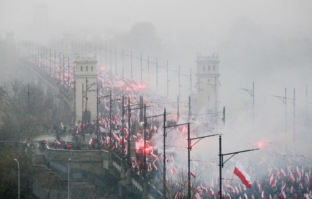 Uczestnicy Marszu Niepodległości 2016 na Moście Poniatowskiego w Warszawie /Paweł Supernak /PAP