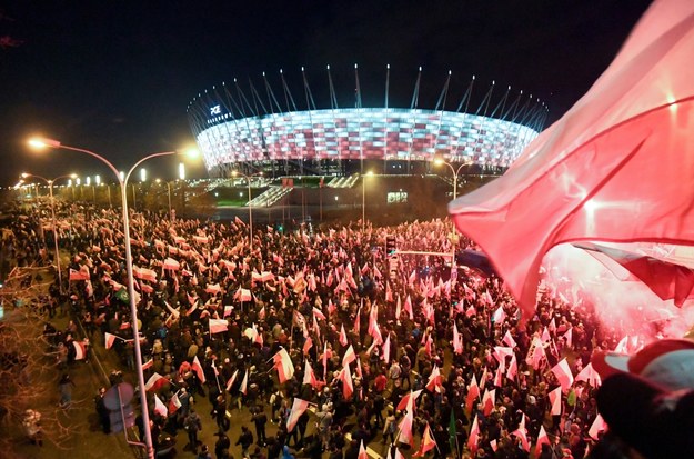 Uczestnicy Marszu Niepodległości 2017 idą na błonia Stadionu Narodowego /Bartłomiej Zborowski /PAP