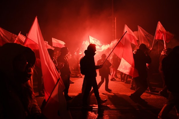 Uczestnicy Marszu Niepodległości 2017 idą na błonia Stadionu Narodowego /Bartłomiej Zborowski /PAP