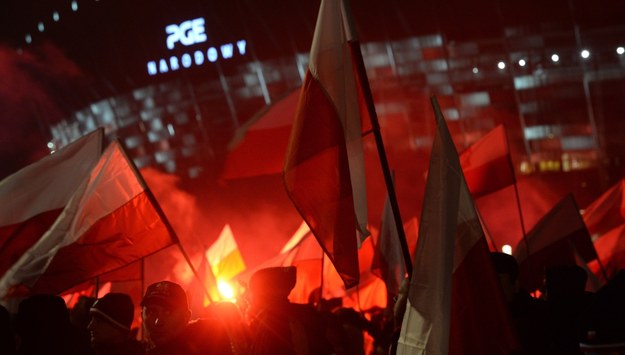 Uczestnicy Marszu Niepodległości 2017 na błoniach Stadionu Narodowego w Warszawie /Jacek Turczyk /PAP