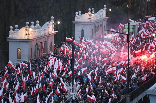 Uczestnicy Marszu Niepodległości 2017 na Moście Poniatowskiego w Warszawie /Paweł Supernak /PAP