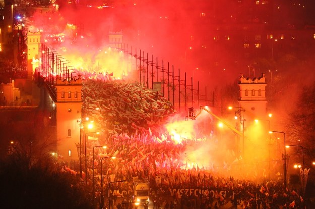 Uczestnicy Marszu Niepodległości 2017 na Moście Poniatowskiego w Warszawie /Leszek Szymański /PAP