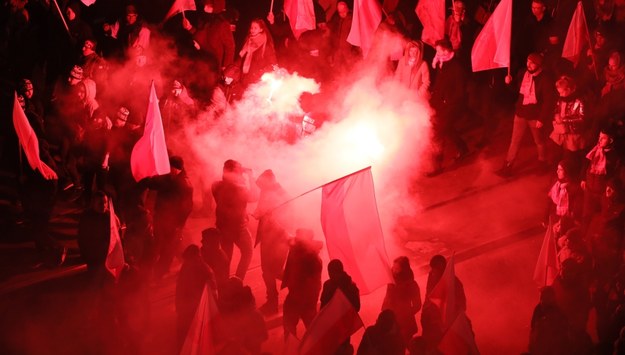 Uczestnicy Marszu Niepodległości 2017 na Moście Poniatowskiego w Warszawie /Paweł Supernak /PAP