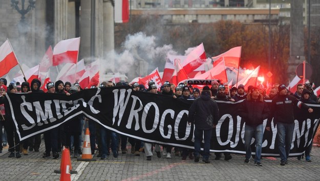Uczestnicy Marszu Niepodległości 2017 na rondzie Dmowskiego w Warszawie /Bartłomiej Zborowski /PAP