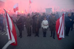 Uczestnicy Marszu Niepodległości 2017 na ulicach Warszawy