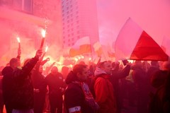 Uczestnicy Marszu Niepodległości 2017 na ulicach Warszawy