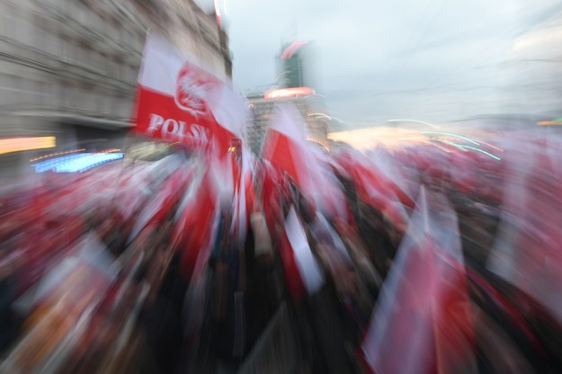 Uczestnicy Marszu Niepodległości 2017 na ulicach Warszawy /Bartłomiej  Zborowski /PAP