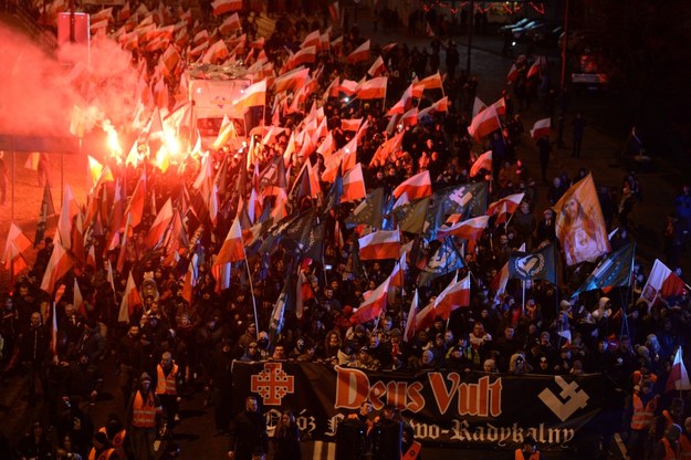 Uczestnicy Marszu Niepodległości 2017 schodzą z Mostu Poniatowskiego /Jacek Turczyk /PAP