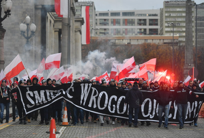 Uczestnicy Marszu Niepodległości 2017 zbierają się na rondzie Dmowskiego w Warszawie /Bartłomiej Zborowski /PAP