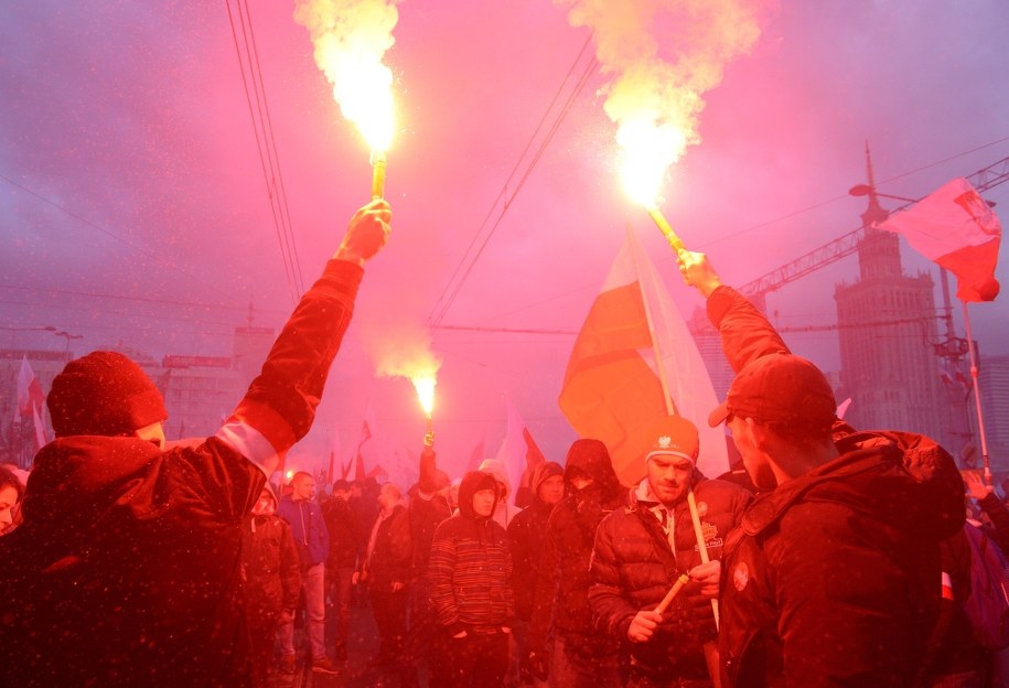 Uczestnicy Marszu Niepodległości 2017 /Jacek Turczyk /PAP
