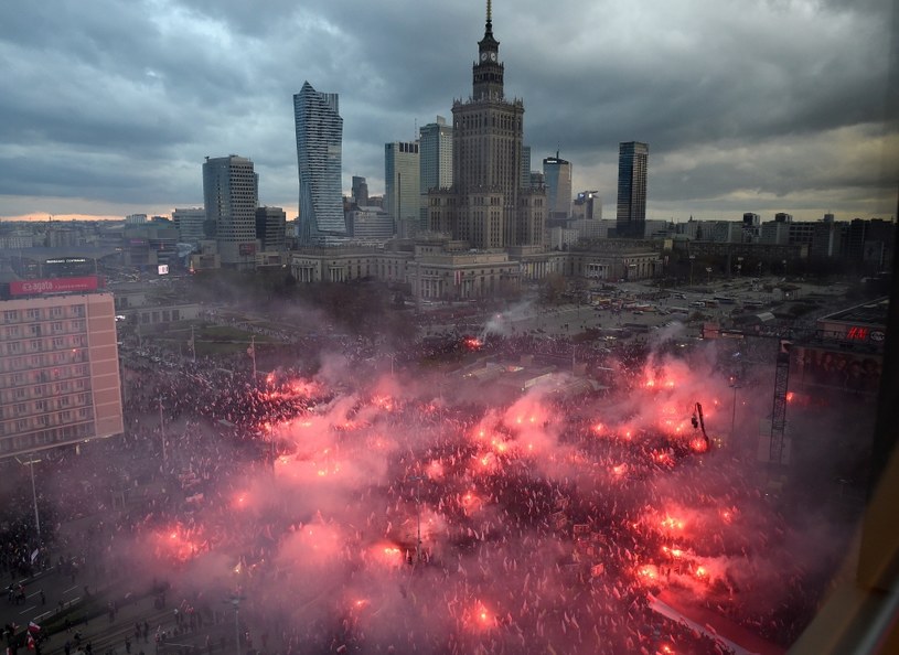 Uczestnicy Marszu Niepodległości, a w tle Pałac Kultury i Nauki /Bartłomiej Zborowski /PAP