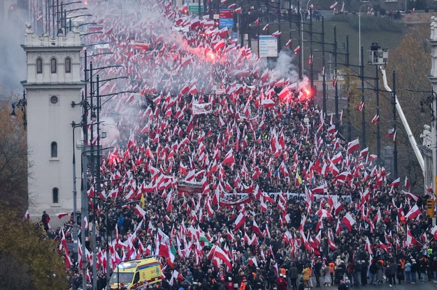 Uczestnicy Marszu Niepodległości na Moście Poniatowskiego w Warszawie /Leszek Szymański /PAP