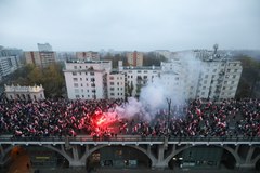 Uczestnicy Marszu Niepodległości na Moście Poniatowskiego w Warszawie