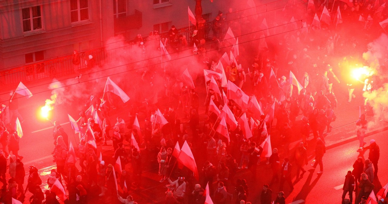 Uczestnicy Marszu Niepodległości na Moście Poniatowskiego w Warszawie