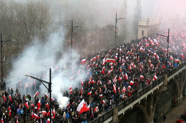 Uczestnicy Marszu Niepodległości na Moście Poniatowskiego /Paweł Supernak /PAP