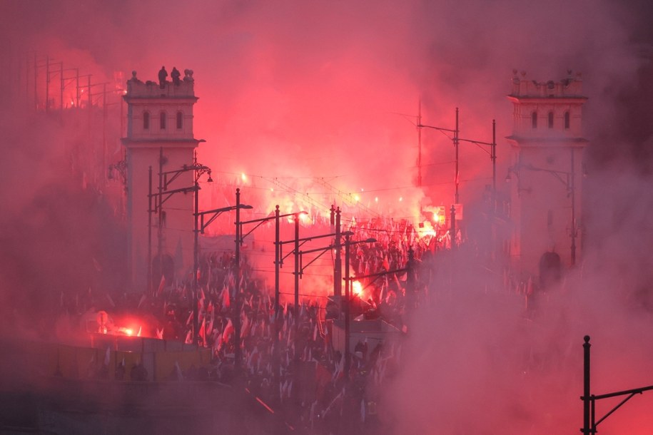 Uczestnicy Marszu Niepodległości na moście Poniatowskiego /Paweł Supernak /PAP