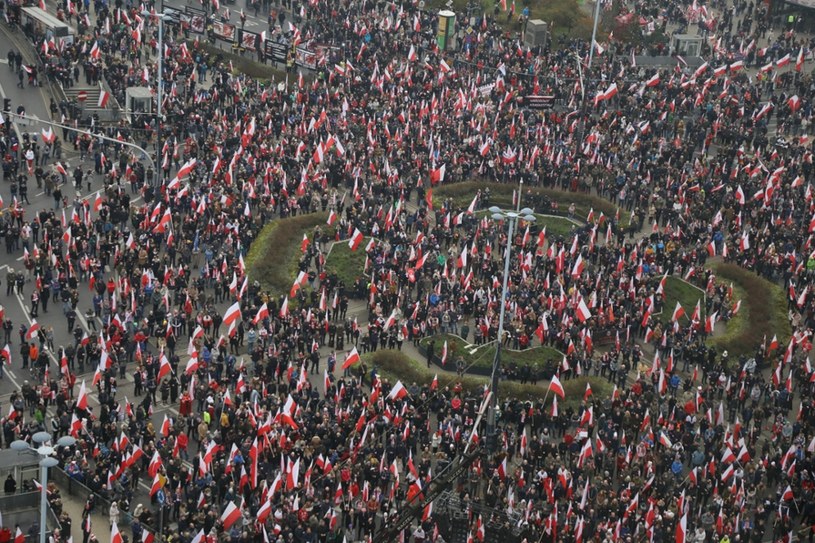 Uczestnicy Marszu Niepodległości na Placu Dmowskiego w Warszawie /Jakub Kaminski/East News /East News