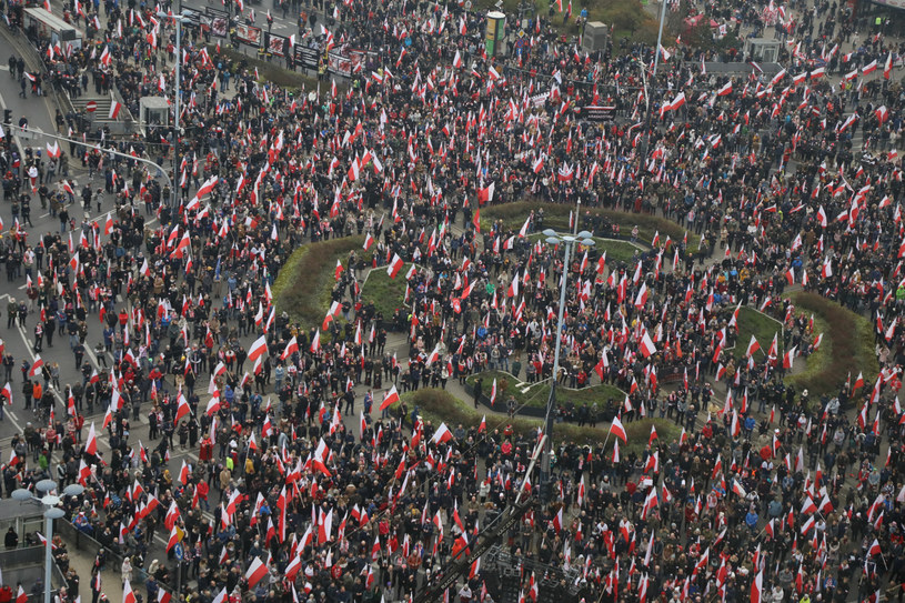 Uczestnicy Marszu Niepodległości na Rondzie Dmowskiego w Warszawie /Jakub Kaminski/East News /East News