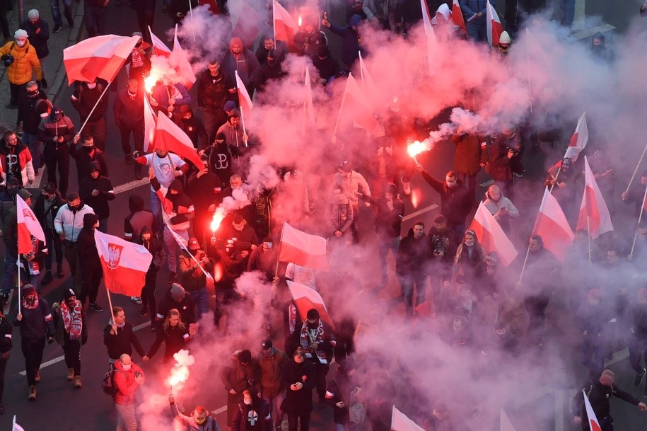 Uczestnicy Marszu Niepodległości na Rondzie Dmowskiego w Warszawie w 2020 roku. /Radek Pietruszka /PAP