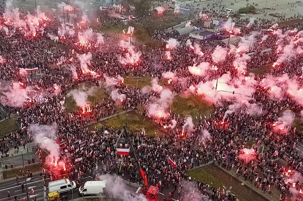 Uczestnicy Marszu Niepodległości na rondzie Dmowskiego w Warszawie /Kalbar  /PAP