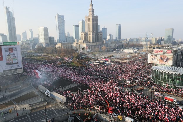 Uczestnicy Marszu Niepodległości na Rondzie Dmowskiego / 	Leszek Szymański    /PAP