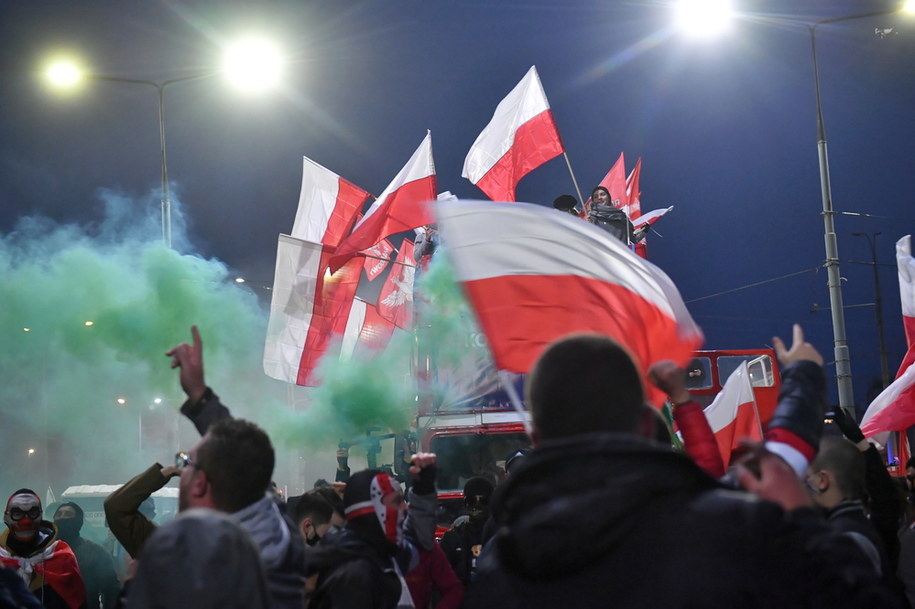 Uczestnicy Marszu Niepodległości na Rondzie Waszyngtona w Warszawie / 	Radek Pietruszka   /PAP