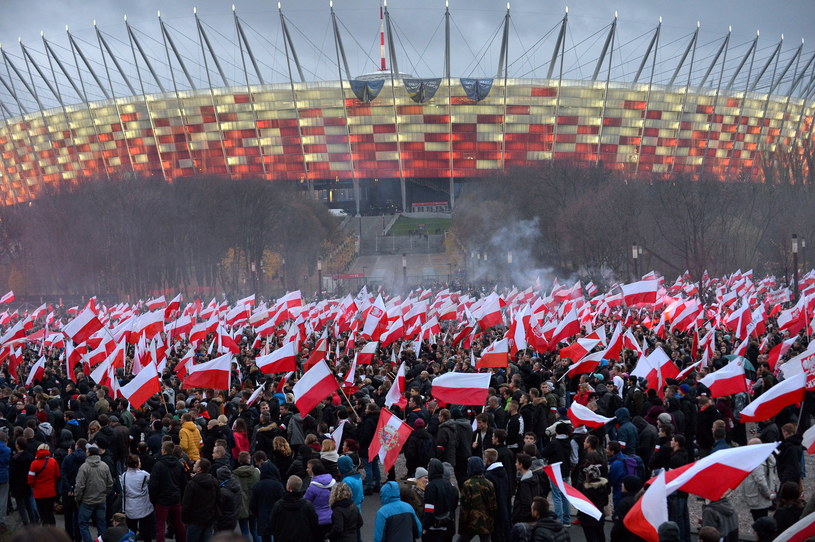 Uczestnicy Marszu Niepodległości przed Stadionem Narodowym w Warszawie /Marcin Obara /PAP
