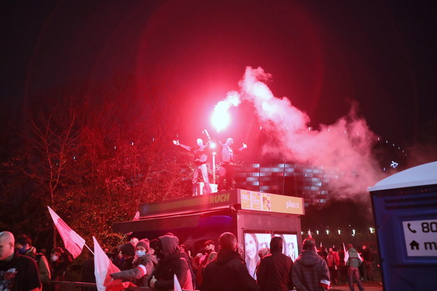 Uczestnicy Marszu Niepodległości przed stadionem PGE Narodowy w Warszawie / 	Leszek Szymański    /PAP
