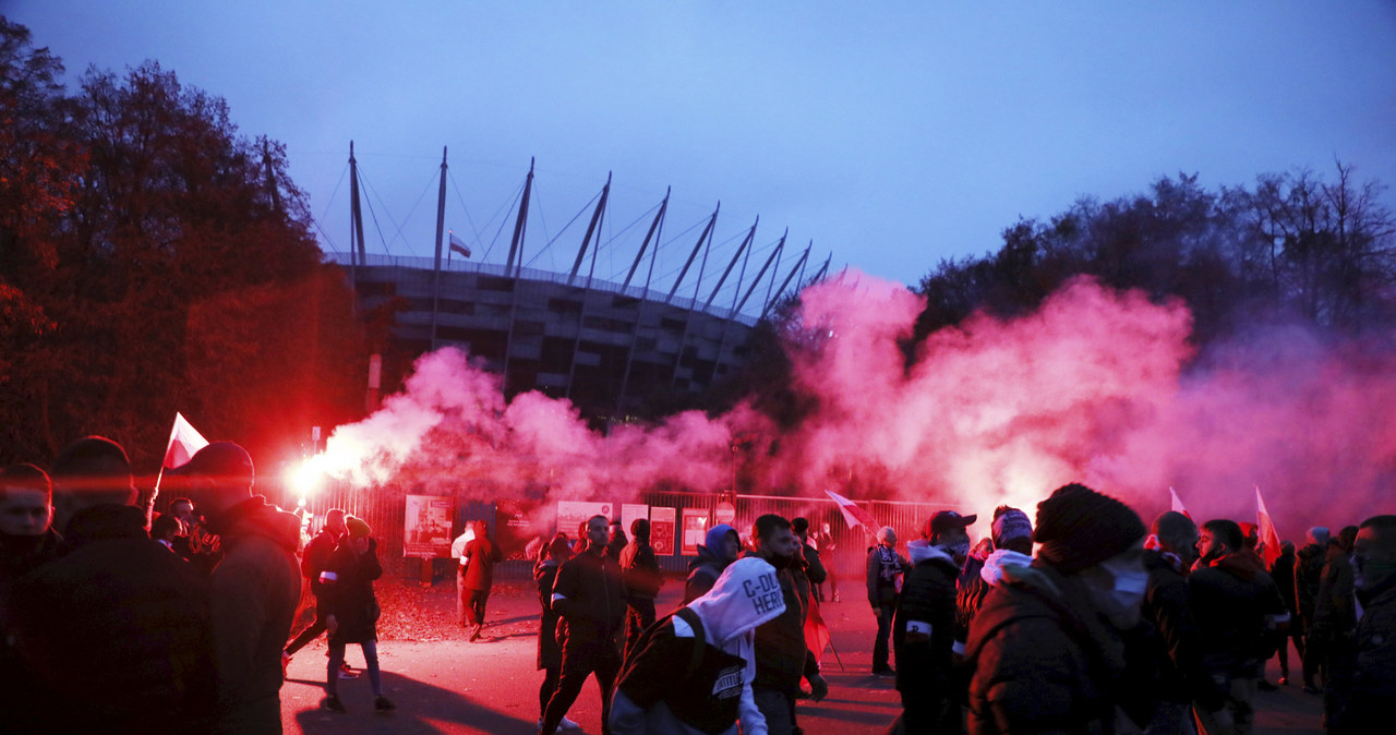 Uczestnicy Marszu Niepodległości przed Stadionem PGE Narodowy w Warszawie /Jakub Kamiński   /East News