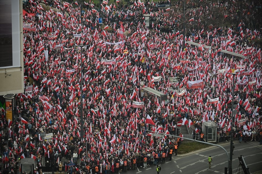 Uczestnicy Marszu Niepodległości zbierają się na Rondzie Dmowskiego w Warszawie / 	Marcin Obara  /PAP