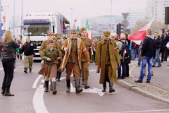 Uczestnicy Marszu Niepodległości zjechali do Warszawy z całego kraju