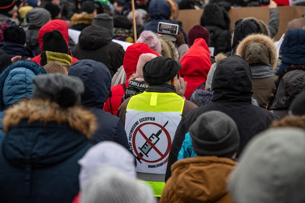 Uczestnicy marszu pod hasłem "Stop przymusowi szczepień, biedzie i bezprawiu" /Wojtek Jargiło /PAP