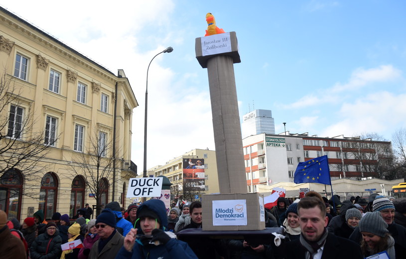 Uczestnicy marszu pod hasłem "Tu wolna jest Warszawa", zorganizowanego przez KOD Mazowsze /Radek Pietruszka /PAP