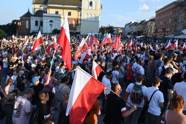 Uczestnicy Marszu Powstania Warszawskiego organizowanego przez ONR na pl. Zamkowym w Warszawie. /Radek Pietruszka /PAP