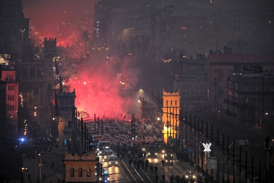 Uczestnicy marszu przechodzą przez Most Poniatowskiego /Leszek Szymański /PAP