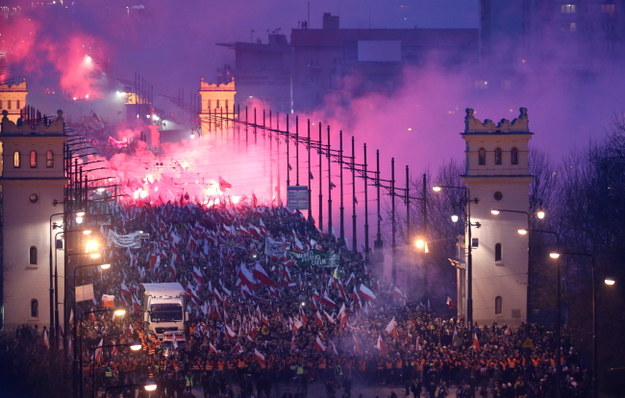 Uczestnicy marszu rzucają petardami i odpalają race /Leszek Szymański /PAP