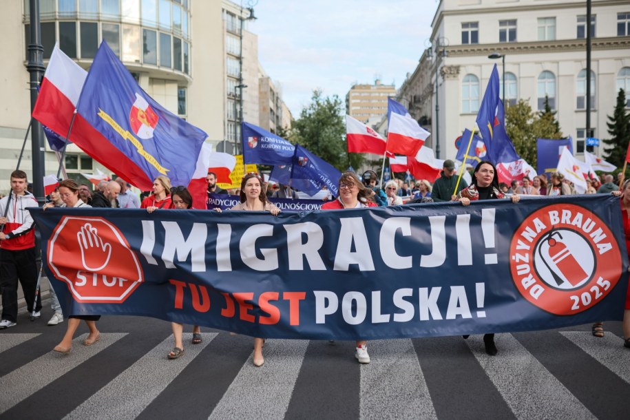 Uczestnicy marszu "Stop inwazji imigrantów" /Leszek Szymański /PAP