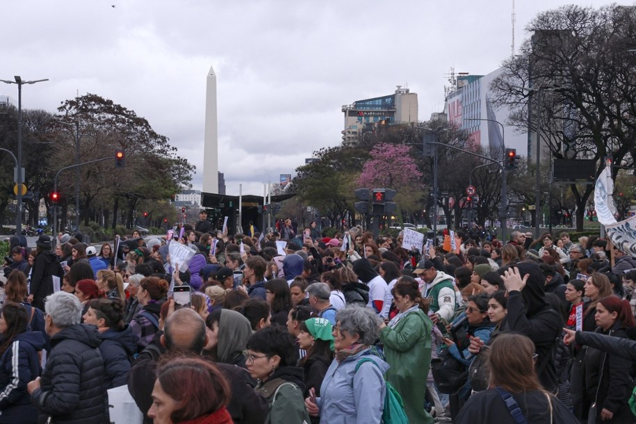 Uczestnicy marszu w Buenos Aires /Adan Gonzalez /PAP/EPA