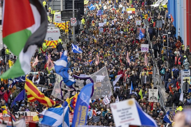 Uczestnicy marszu w Glasgow /ROBERT PERRY  /PAP/EPA
