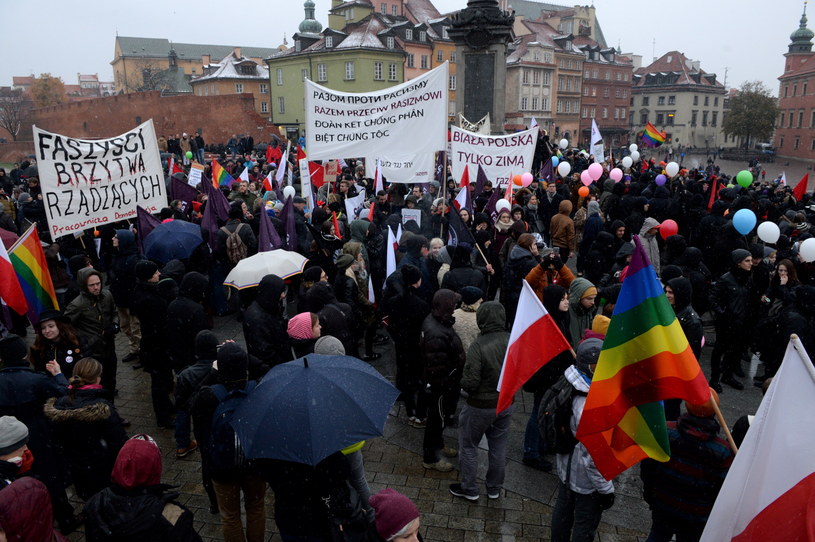 Uczestnicy marszu zbierają się na Placu Zamkowym /Jacek Turczyk /PAP